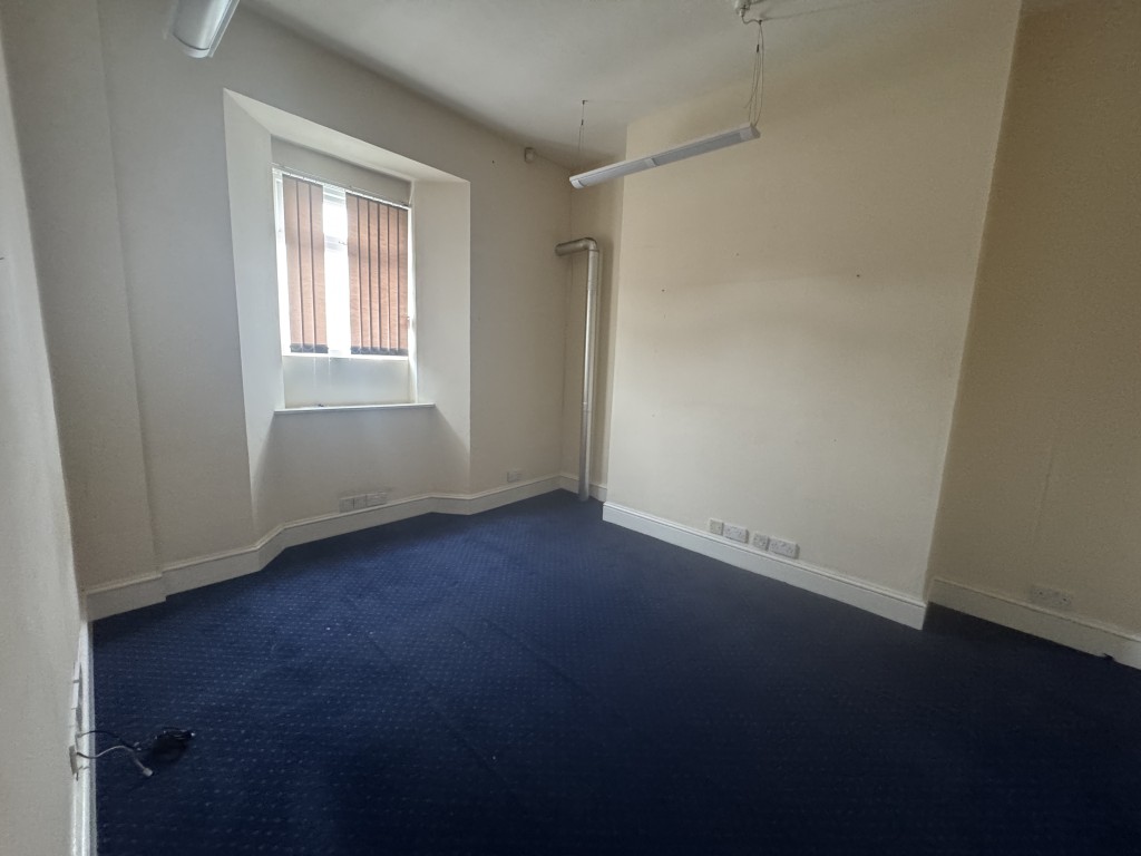 Lot: 127 - FOUR-STOREY COMMERCIAL PROPERTY WITH POTENTIAL - Second floor room one